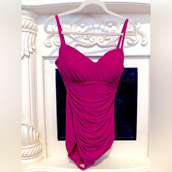 Miraclesuit Swimsuit in a Ruched Magenta size US 16 LIKE NEW condition - Picture 11 of 11